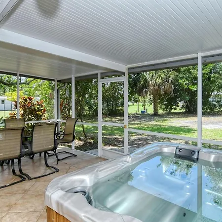 Walk To Beach, Restaurants, Shopping/Hot Tub!